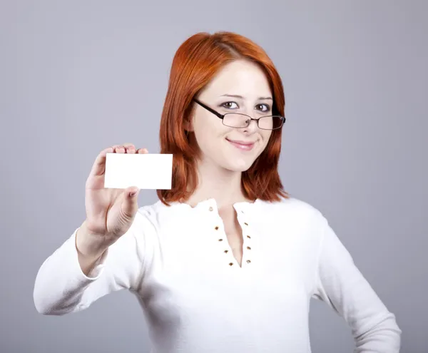 Portréja egy fiatal gyönyörű boldog nő, üres fehér kártya — Stock Fotó