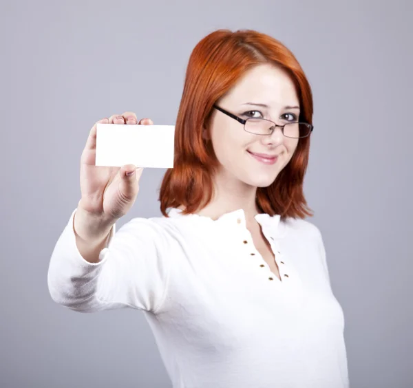 Portrét mladé krásné šťastné ženy s prázdnou bílou kartu — Stock fotografie