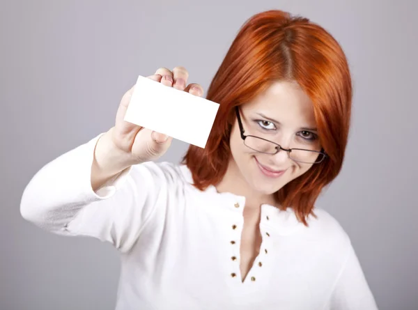 空白の白いカードと、若い美しい幸せな女性のポートレート — ストック写真