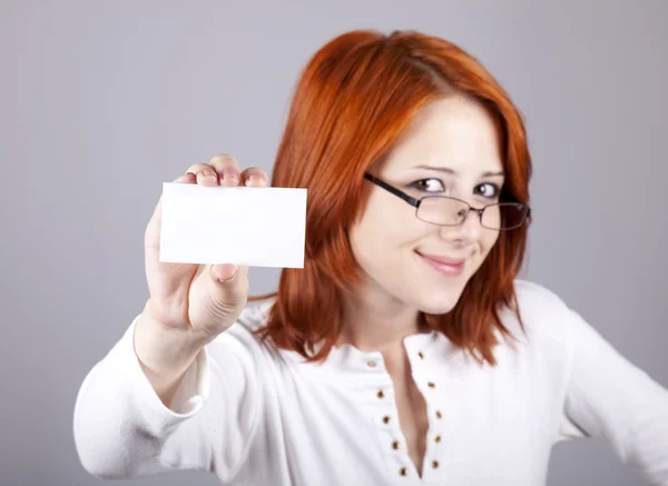Retrato de una joven hermosa mujer feliz con tarjeta blanca en blanco — Foto de Stock