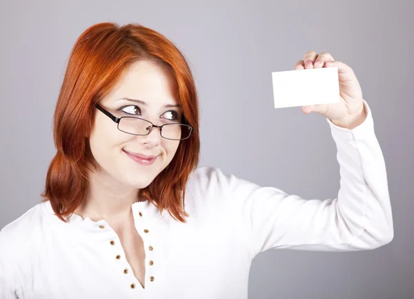 Retrato de uma jovem bela mulher feliz com cartão branco em branco — Fotografia de Stock