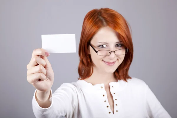 Portrait of an young beautiful happy woman with blank white card — Stock Photo, Image