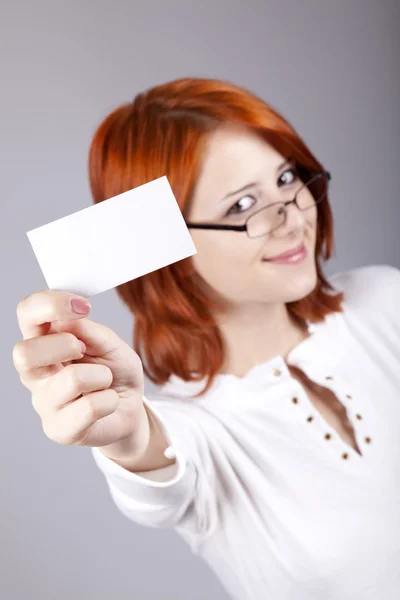 Retrato de una joven hermosa mujer feliz con tarjeta blanca en blanco —  Fotos de Stock