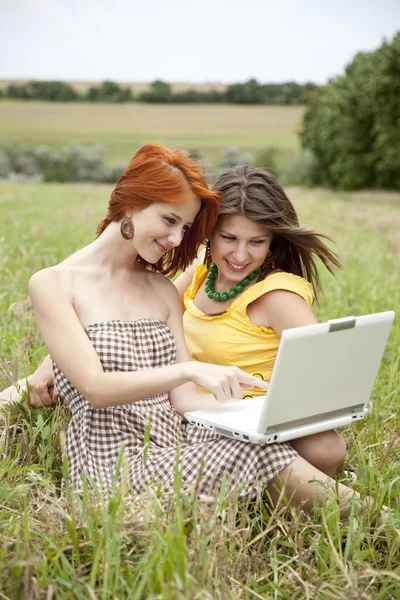 Dvě krásné dívky se notebook — Stock fotografie