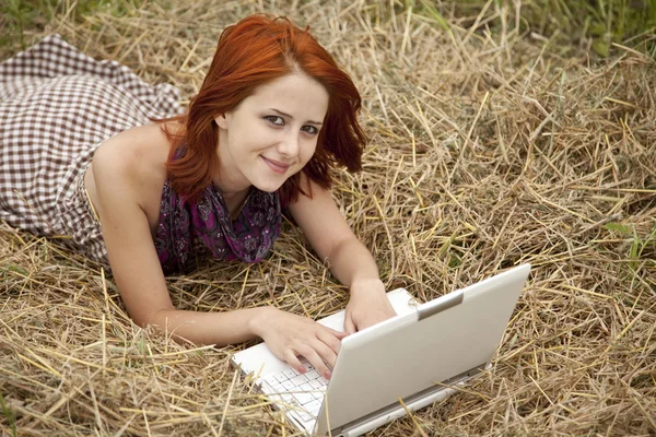 Chica de la moda joven con cuaderno acostado en el campo —  Fotos de Stock