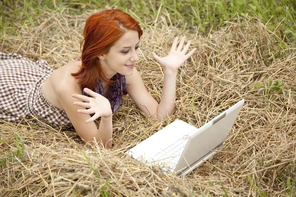 Chica de la moda joven con cuaderno acostado en el campo —  Fotos de Stock