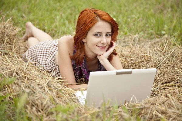 Junges Mode-Mädchen mit Notizbuch auf Feld liegend — Stockfoto