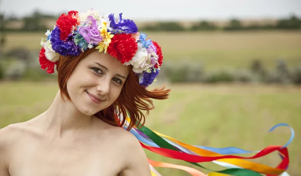 Slaviska flicka med krans på fältet — Stockfoto
