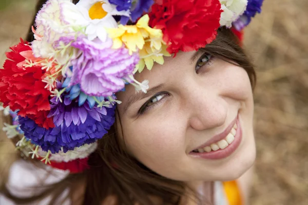 Chica eslava con corona en el campo — Foto de Stock