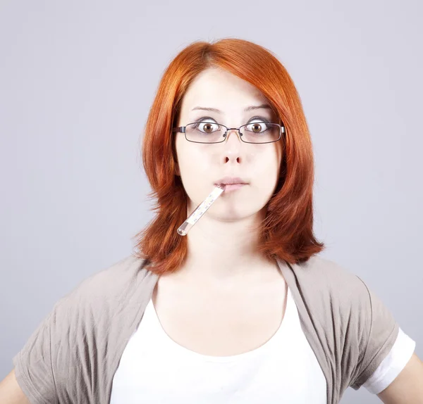 Jonge vrouwelijke ondernemers met thermometer in mond — Stockfoto