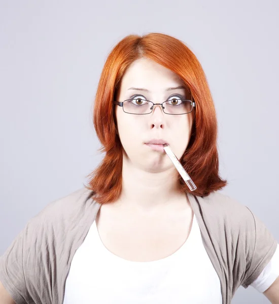 Jonge vrouwelijke ondernemers met thermometer in mond — Stockfoto
