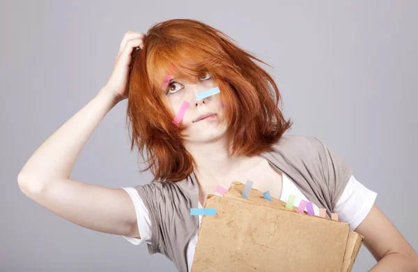 Studente dai capelli rossi con libro e appunti sul viso . — Foto Stock