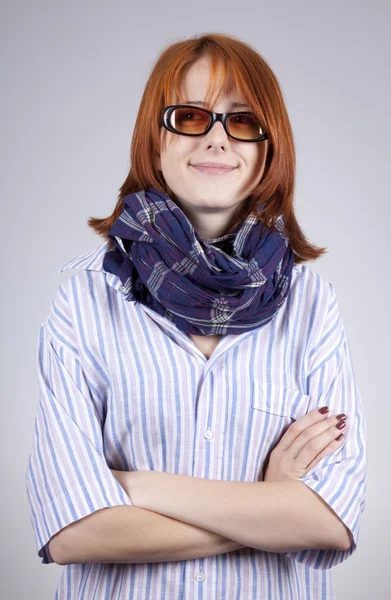 Mladý usmívající se móda dívka v brýlích — Stock fotografie