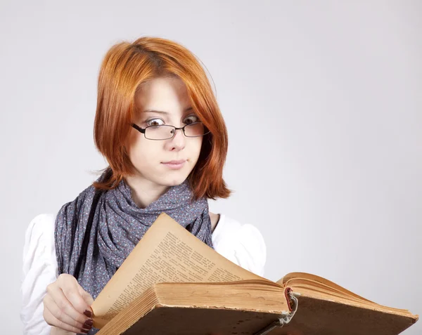 Fiatal kételkedő divat lány szemüvegét, régi könyv — Stock Fotó