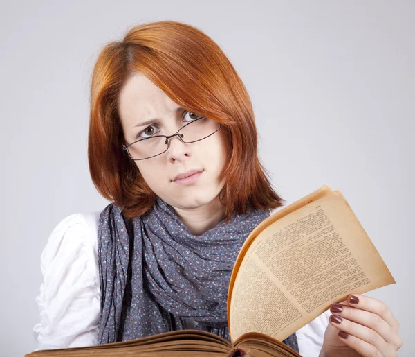 Mladí pochybovat móda dívka v brýlích s staré knihy — Stock fotografie