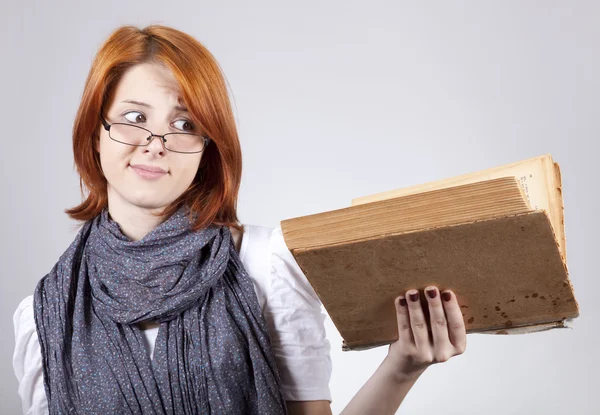 Молодая улыбающаяся девушка в очках с возрастной книгой . — стоковое фото