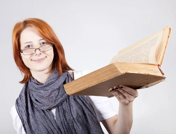 Joven chica de la moda sonriente en gafas con libro de edad . —  Fotos de Stock