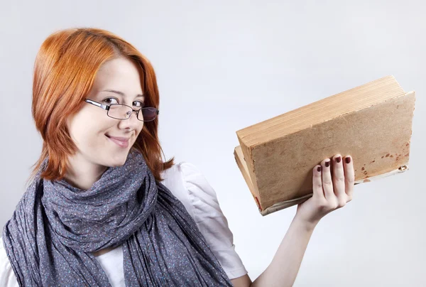 Joven chica de la moda sonriente en gafas con libro de edad . — Foto de Stock