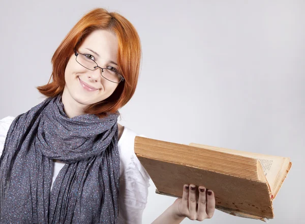 Młody uśmiechający się moda dziewczyna w okularach z wieku książki. — Zdjęcie stockowe