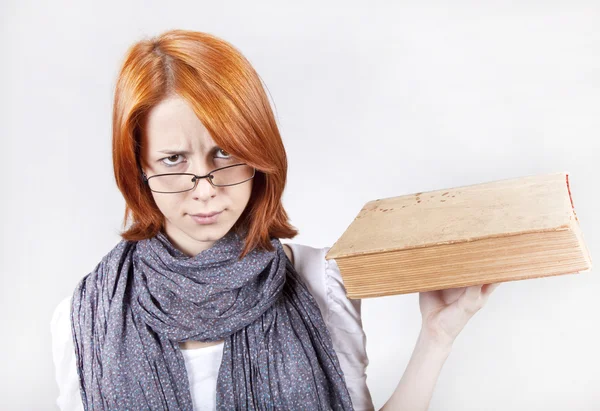Ungt mode flicka i glasögon med ålder bok. — Stockfoto