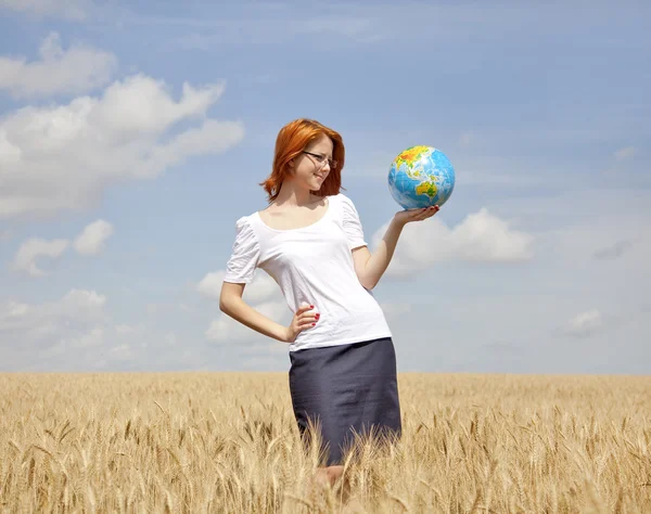 Jungunternehmerinnen in Weiß halten Globus in der Hand bei der Weizenernte — Stockfoto