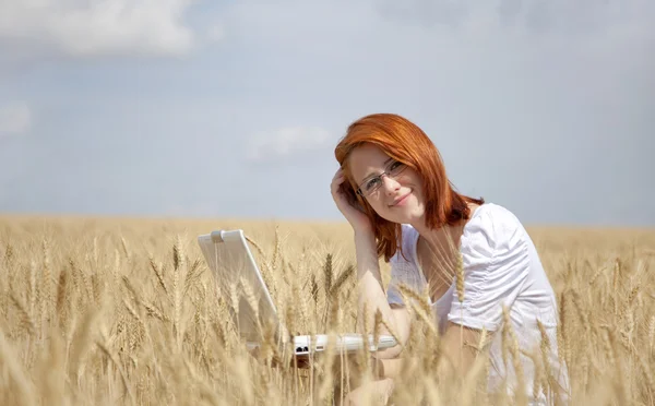 白い小麦でノート パソコンで作業の若い実業家 — ストック写真