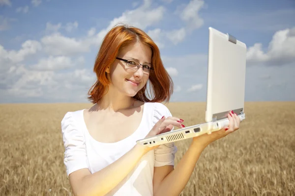 Junge Geschäftsfrauen in Weiß arbeiten mit Notizbuch am Weizenstand — Stockfoto
