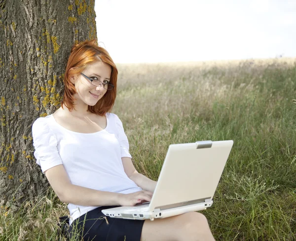 Młodych przedsiębiorców w kolorze białym z okulary i laptop posiedzenie nea — Zdjęcie stockowe