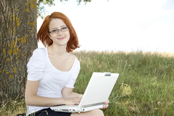 Jonge vrouwelijke ondernemers in wit met glazen en laptop zitting nea — Stockfoto