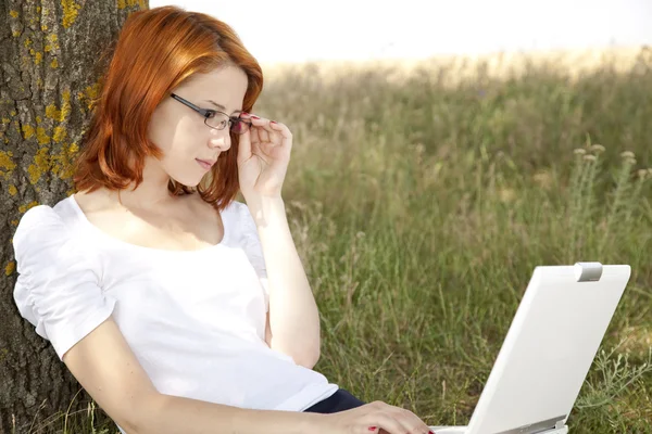 Junge Geschäftsfrauen in Weiß mit Brille und Laptop sitzen nea — Stockfoto