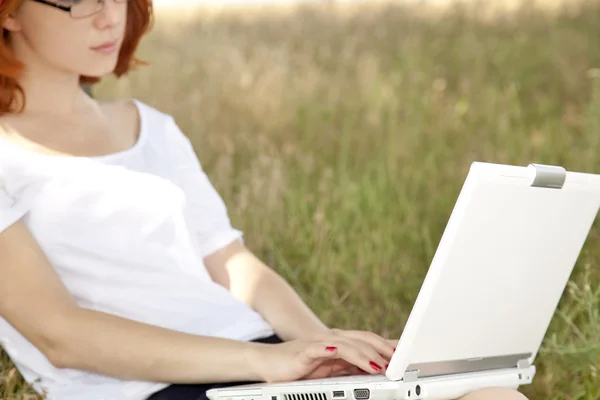 Jeunes femmes d'affaires en blanc avec des lunettes et ordinateur portable assis nea — Photo