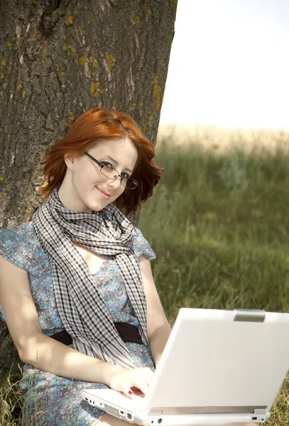 안경 및 노트북 근처에 앉아 있는 젊은 패션 소녀 — 스톡 사진