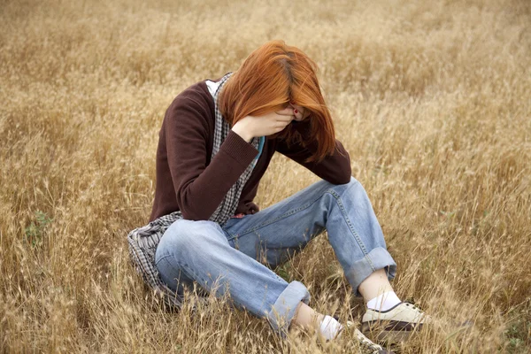 Menina ruiva triste solitária no campo — Fotografia de Stock