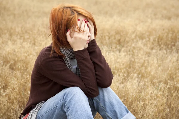 孤独悲伤的红头发的女孩在字段 — 图库照片
