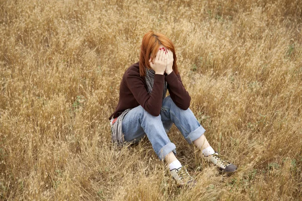 Solitaria chica pelirroja triste en el campo — Foto de Stock