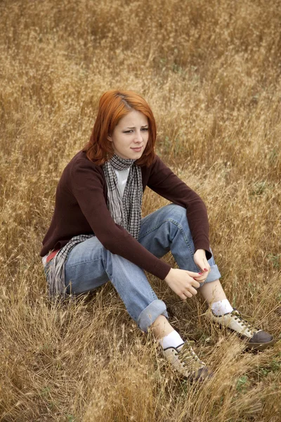 Eenzame triest roodharige meisje op veld — Stockfoto