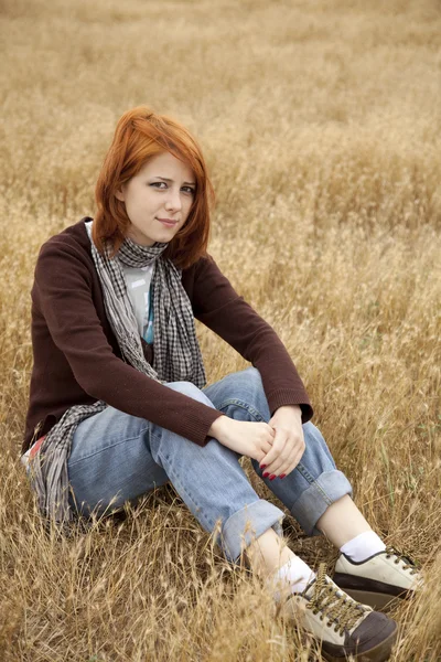 Solitario triste dai capelli rossi ragazza a campo — Foto Stock