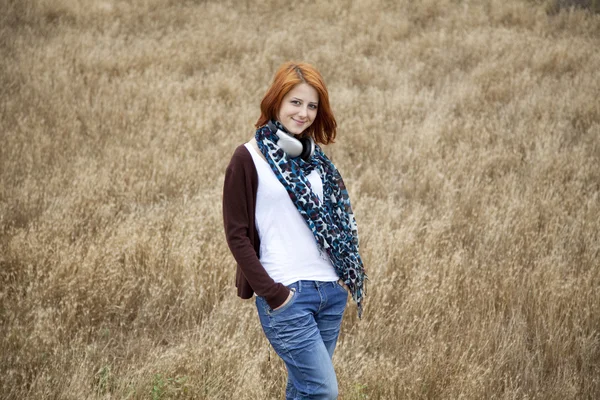Молодая улыбающаяся мода с наушниками на поле . — стоковое фото