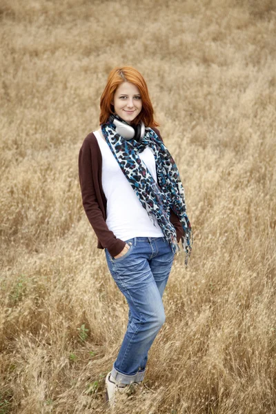 Giovane moda sorridente con cuffie a campo . — Foto Stock