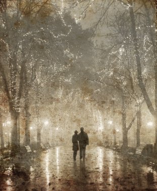 Çift, gece ışıkları sokakta yürürken. vintage sarı stil içinde fotoğraf.