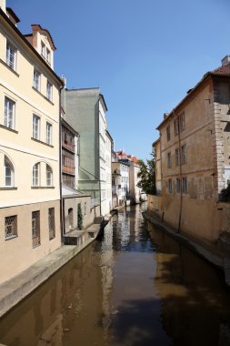 prague, Çek Cumhuriyeti, eski şehir alanı üzerinden akan küçük bir nehir.