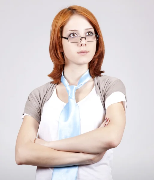 Jonge vrouwelijke ondernemers in wit met stropdas en glazen — Stockfoto