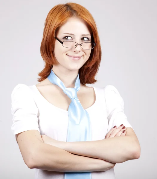 Jonge vrouwelijke ondernemers in wit met stropdas en glazen — Stockfoto