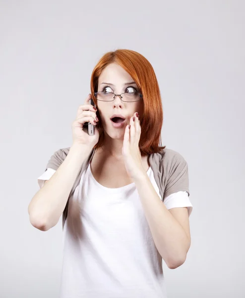 Молоді ділові жінки в білому розмовляють по мобільному телефону . — стокове фото