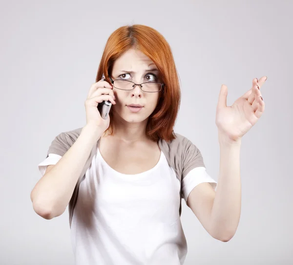 Unga affärskvinnor i vita talar med mobiltelefon. — Stockfoto