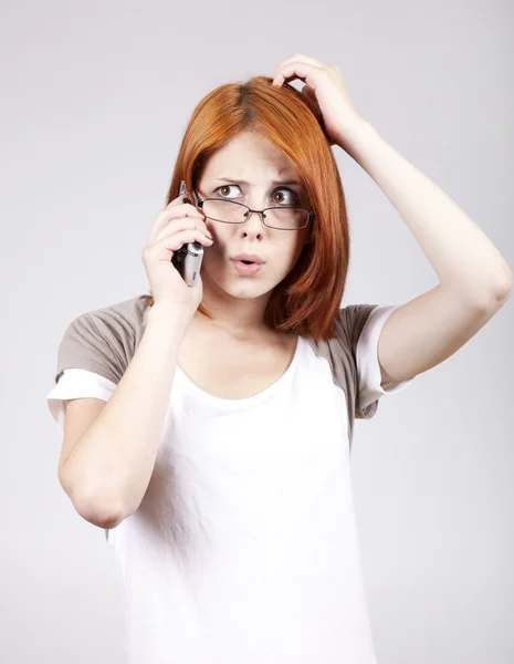 年轻女企业家在白色发言由移动电话. — 图库照片