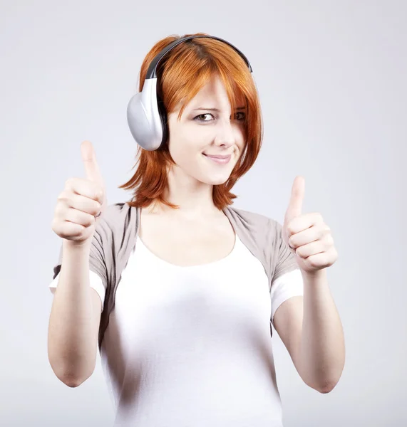 Chica con auriculares modernos muestran OK — Foto de Stock