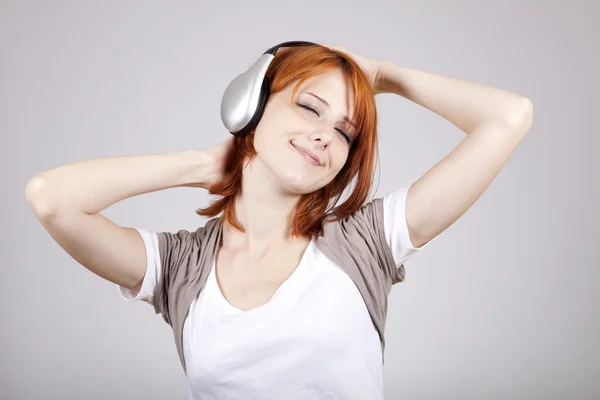 Chica con auriculares modernos . — Foto de Stock