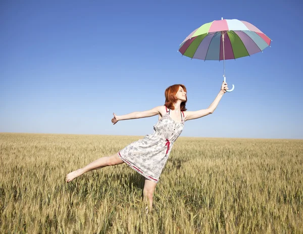 Meisje met paraplu op veld — Stockfoto