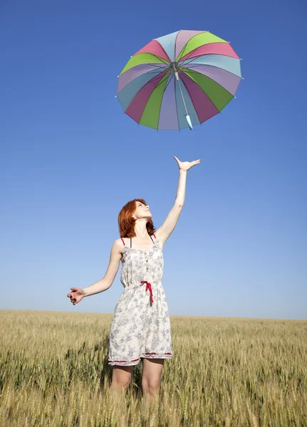 Девушка с зонтиком на поле — стоковое фото